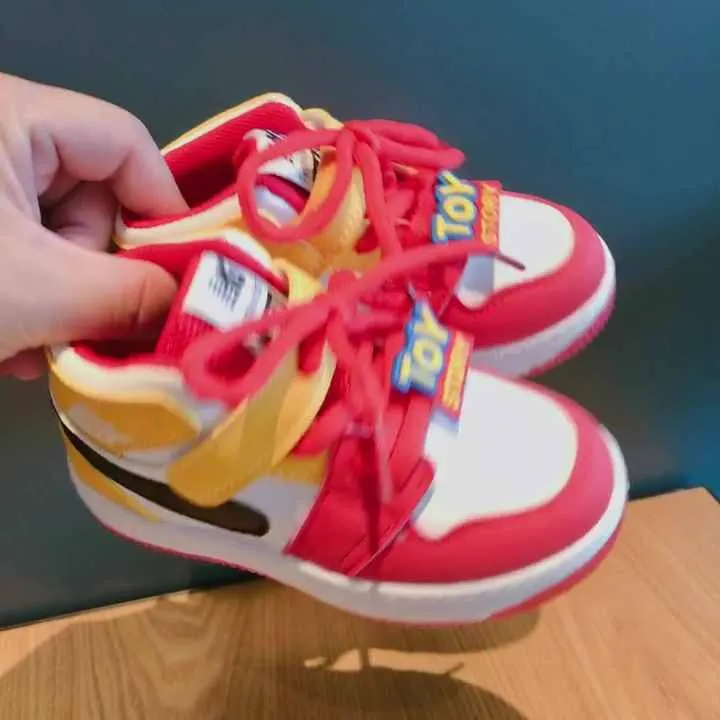 New fashion kids sneakers . موضة جديدة أحذية رياضية للأطفال