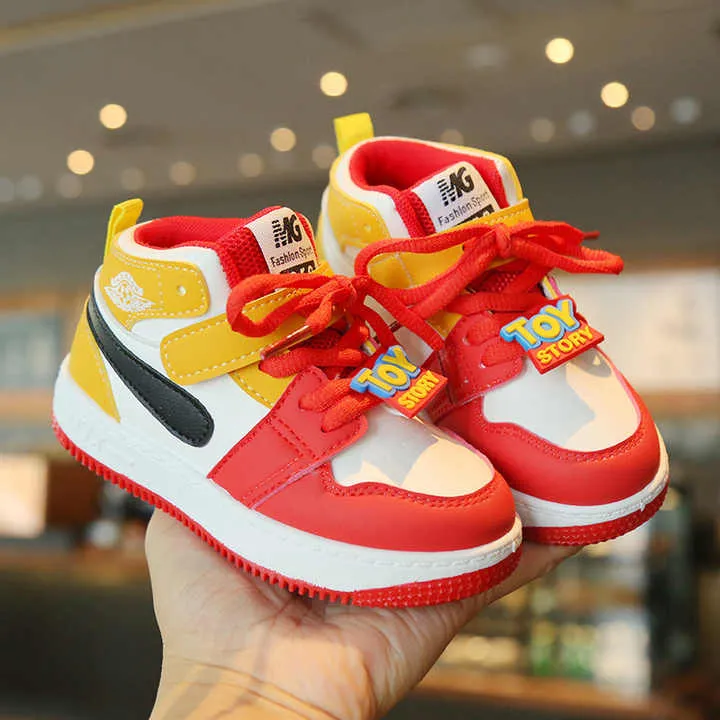 New fashion kids sneakers . موضة جديدة أحذية رياضية للأطفال