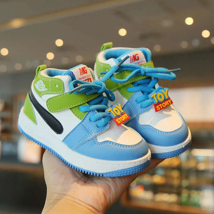New fashion kids sneakers . موضة جديدة أحذية رياضية للأطفال